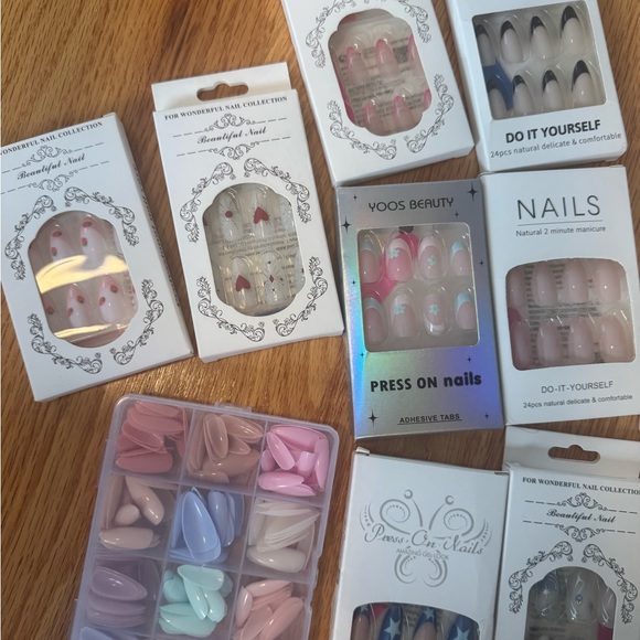 Assorted Press-On Nails Set - Picture 2 of 7